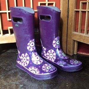 Kids Bogs waterproof rain boots purple size 4 euc
